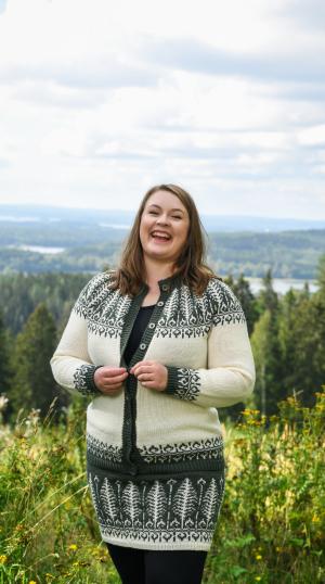 Kaarrokeneulepusero_ Elli-merinovillalangasta_kurssi_mikkeli
