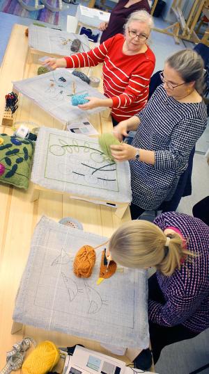 tuftaus, punch needle, kässäkurssi, käsityö, omaa aikaa, turun taitokeskus, taitokeskus turku, taito varsinaissuomi, vanha suurtori, brinkkala, visit turku, turku, taito, onni elää käsityössä, elina helminen