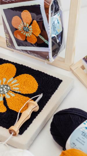 tuftaus-kasityokurssilla-valmistuu-kivoja-sisustustuotteita