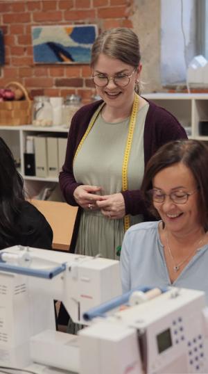 taito-kasityokurssilla-ompelet-merinovillasta-tunikan