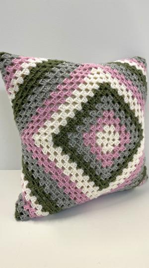 sisustustyyny-yhdesta-isoaidin-neliosta