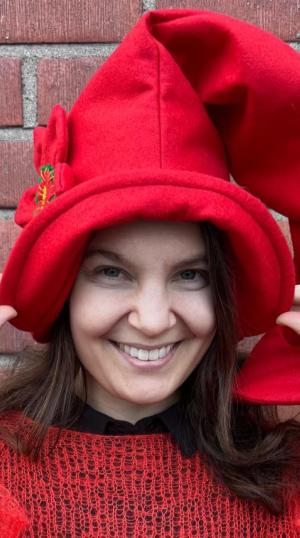 Astetta tontumpi tonttulakki naisella päässä