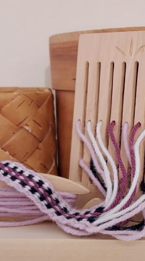 Pirta jossa keskeneräinen pirtanauha nojaa vakkaan