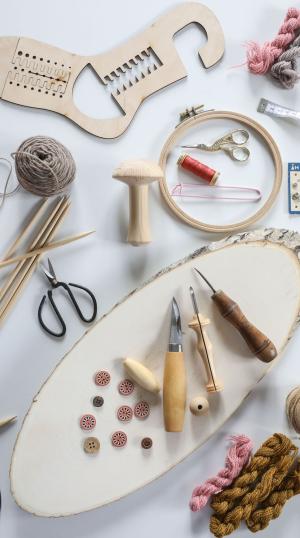 käsityövälineitä pöydällä