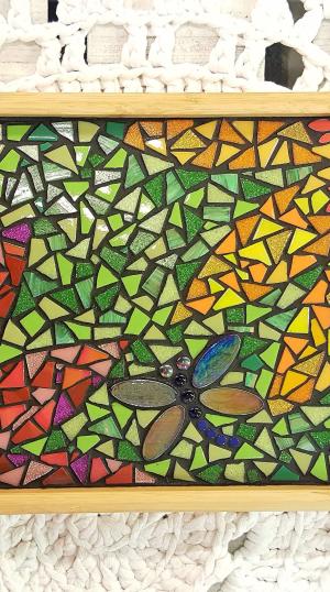 värikäs mosaiikkitarjotin