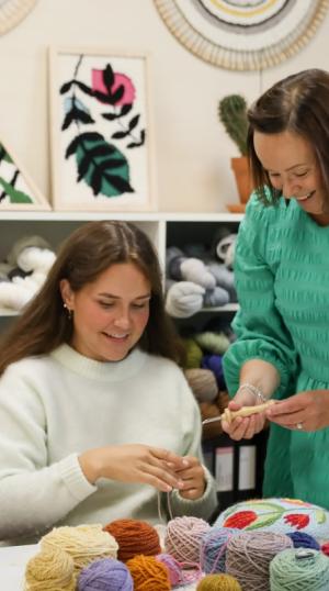 kurssilaisia suunnittelemassa