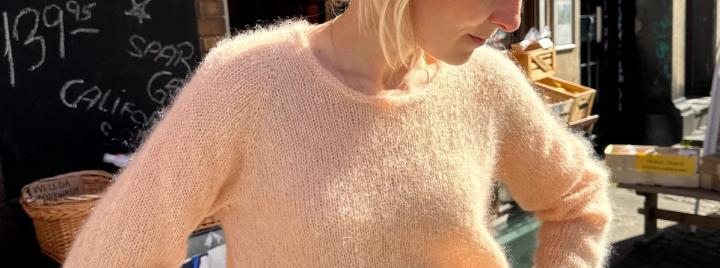 persikan värinen cumulus neulepaita naisen päällä