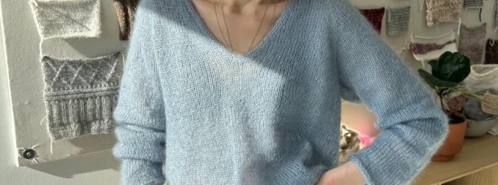 petiteknit neulepaita sinisenä naisen päällä