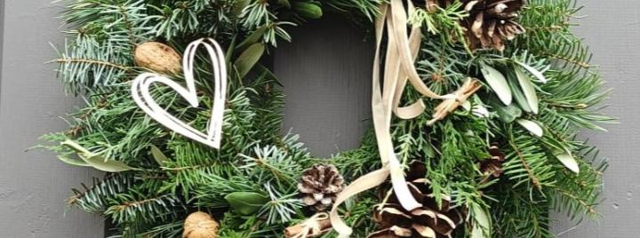 kaunis-havukranssi-itse-tehtyna-on-joulun-tunnelman-tuoja