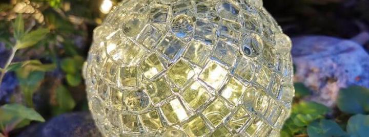 kirkas mosaiikkipallo valoilla