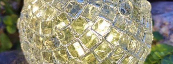 mosaiikkipallo kirkkaista lasimosaiikeista