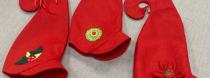 Kolme tonttulakkia huovasta