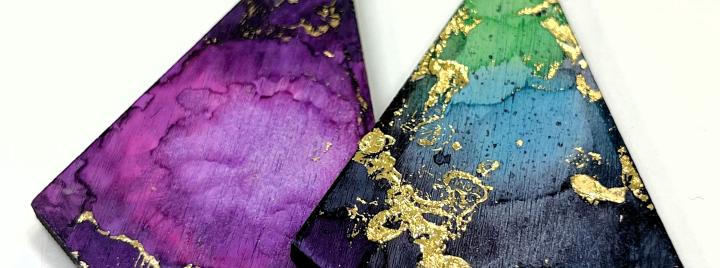 isot värikkäät vanerikorvakorut