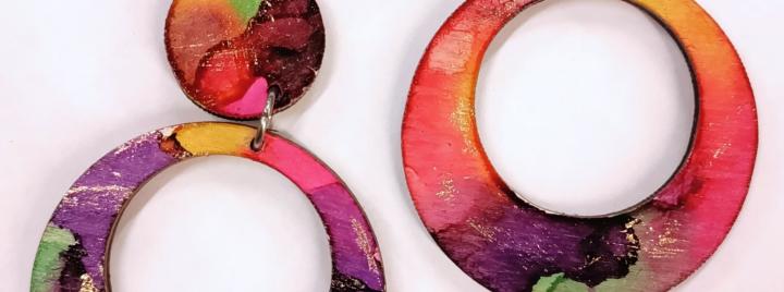 pyöreät värikkäät vaneriset korvakorut tappikiinnityksellä